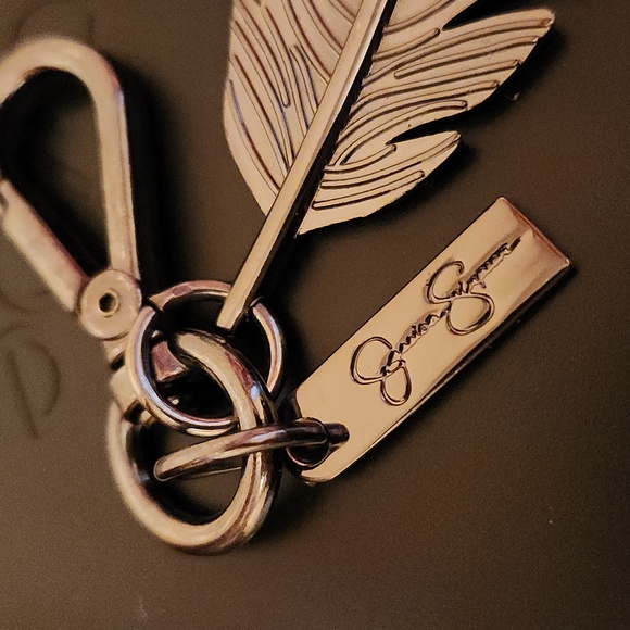Jessica Simpson Silver And Black Feather Keychain Or Purse Charm - Picture 2 of 4